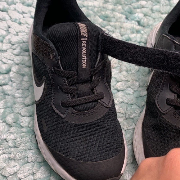 Nike Revolution Black & White Athletic Training Running Sneakers Girls Boys Run - Picture 4 of 16